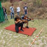 Zawody strzeleckie gimnajzalistów z powiatu górowskiego zawodnicy pozycja klęcząca 2